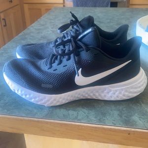 NWOT NEVER WORN- NIKE REVOLUTION